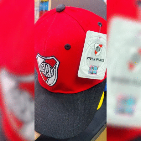 GORRA RIVER PLATE – ESCUDO BORDADO